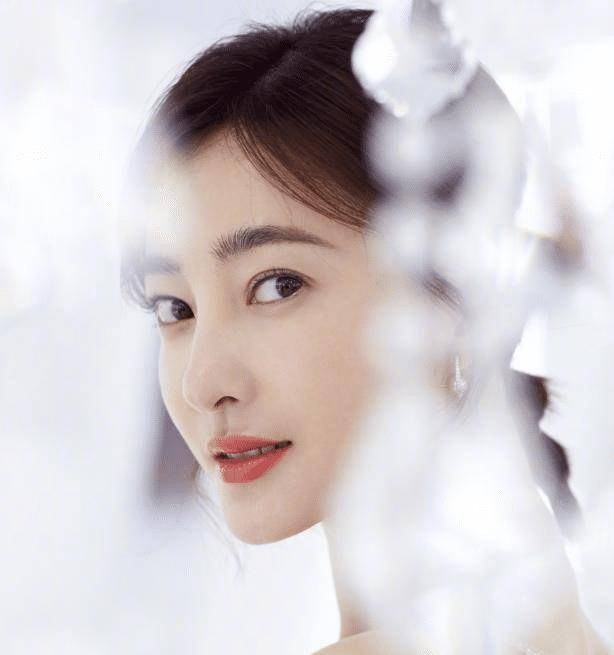 女星割双眼皮如跨分水岭,没整好变悲伤蛙,成功则变气质美女