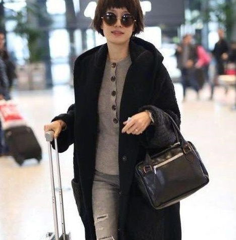 马伊琍真会穿一件黑色鱼尾晚礼服,又露肩又露背,女人味十足