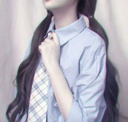 有没有这个闺蜜头像闺蜜头像淡蓝色衣服披肩卷发一只手举着