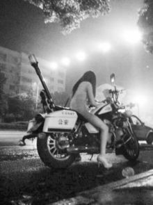 性感骑警坐警用摩托玩手机大秀美腿图