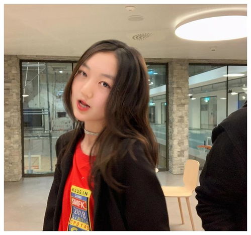 李亚鹏,牵手小19岁彝族大美女,细看有几分像王菲,气质高冷