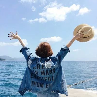 唯美黑白背影女生头像海边