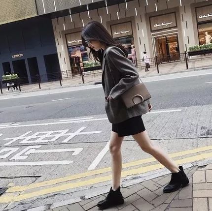 头像图片女生成熟稳重黑色