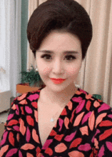 搞笑gif图美女30岁生日,家人拉了横幅写了几个字,美女害羞了
