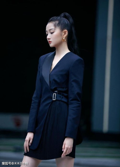气质女生关晓彤,深藏青色西装裙穿出大长腿的美,优雅清爽又干练