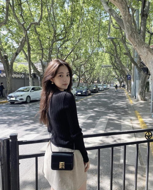 董璇真是辣妈圈顶流,一字肩上衣配黑色长裤干净利落,太霸气