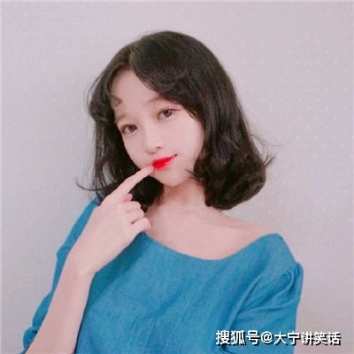 搞笑段子小王跟媳妇看电视,媳妇就把吃了一半的苹果扔给了他