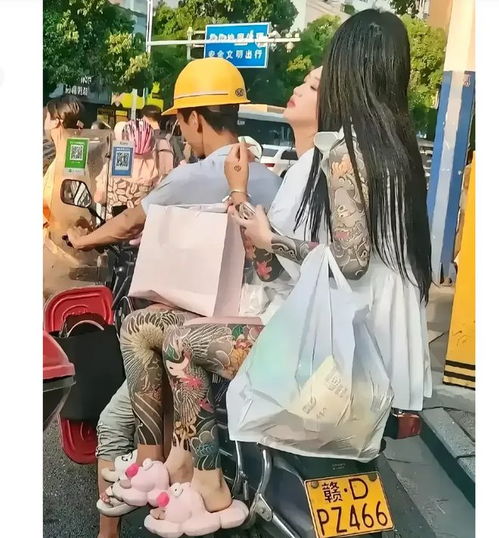 江西大街两个女孩搭乘摩托车,手腿都是纹身,招摇过市好不惹眼