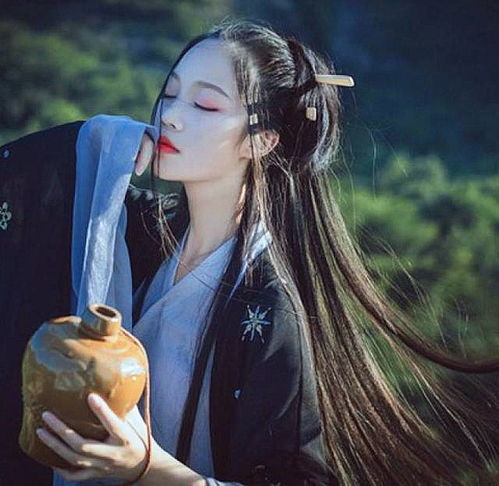词人对美女动情却有贼心没贼胆,写下一首词,尽是不可言说的幻想