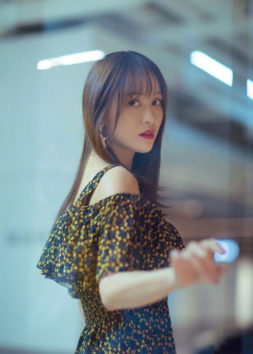 陈乔恩换上甜美的齐刘海,把老花裙穿出少女感,真不愧是东方不败