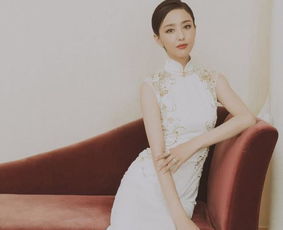 佟丽娅好眼光适合选裙子,豆沙粉长纱裙仙气十足,彰显女人味