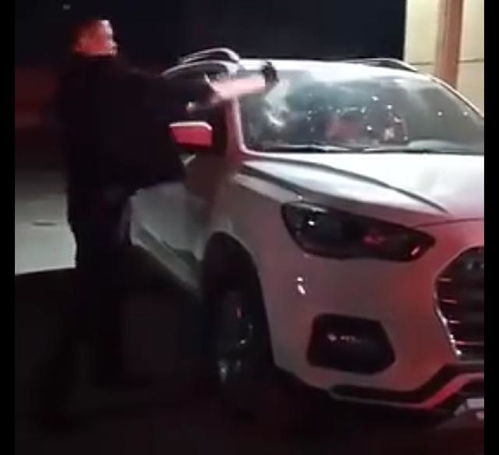河北定州女司机停车堵大门拒挪车,物业怒而砸车,女司机淡定旁观