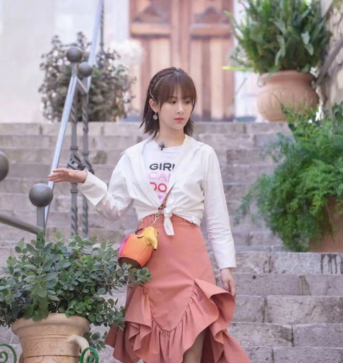 杨紫真的瘦了身穿白色连衣裙仙气十足,不修图也美得惊艳