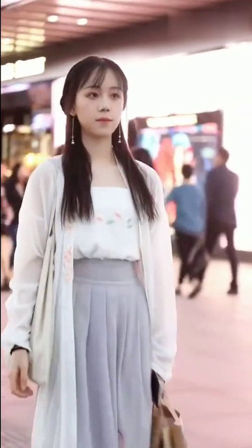 最美街拍,穿汉服的美女,散发着仙气,好想把她娶回家
