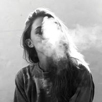 qq头像女生半脸女生半脸黑白的qq头像