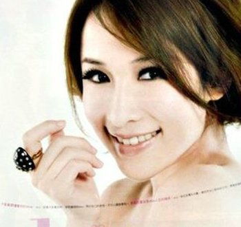 萧亚轩终于割开了他的双眼皮