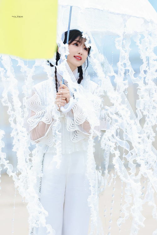 毛晓彤撑水母伞少女感满满轻灵甜美仙气飘飘