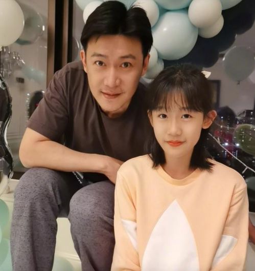 父女情深陆毅为大女儿庆祝13岁生日,父女基因强大似复制粘贴