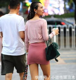 街拍脏辫美女搭配粉色包臀裙,这种时尚不多见