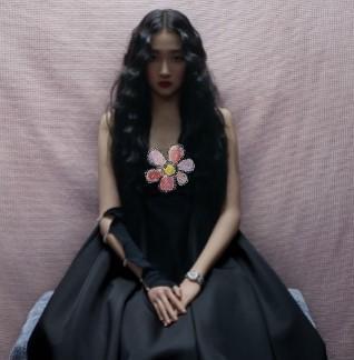 关晓彤造型师进修成功摆脱雷人造型,妩媚卷发高原红美过黑天鹅