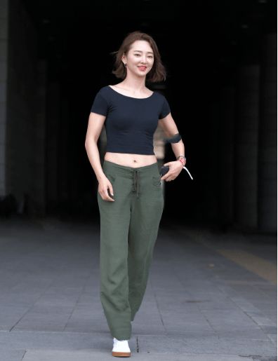 黑色短袖搭配绿色工装裤,清凉舒适,休闲运动