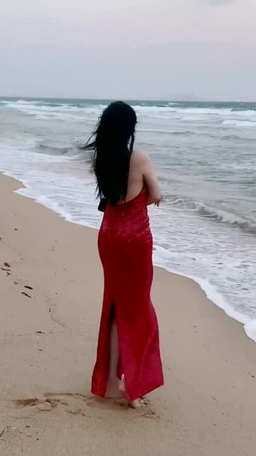 海边遇到的气质美女,看这忧郁的背影,就知道为情所伤