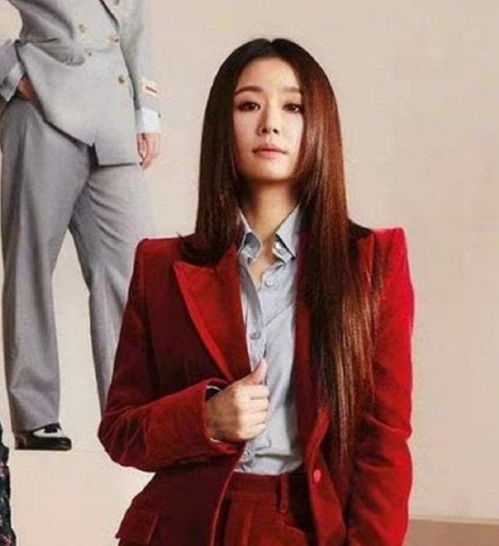 46岁林心如成功转型变女霸总带众美女拍大片,穿西装站c位超飒