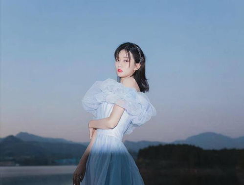 乔欣太适合走清纯路线,一袭冷色系荧光花边抹胸长裙,甜美有仙气