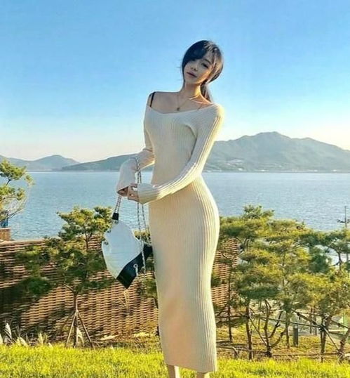 当针织裙偶遇高跟鞋,美女秒杀了海边的美景
