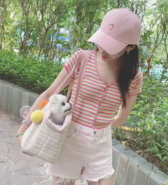 关晓彤携爱犬出镜,一身粉红少女装扮,洋溢着恋爱的甜蜜感