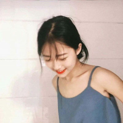女生露肩露背头像不对称