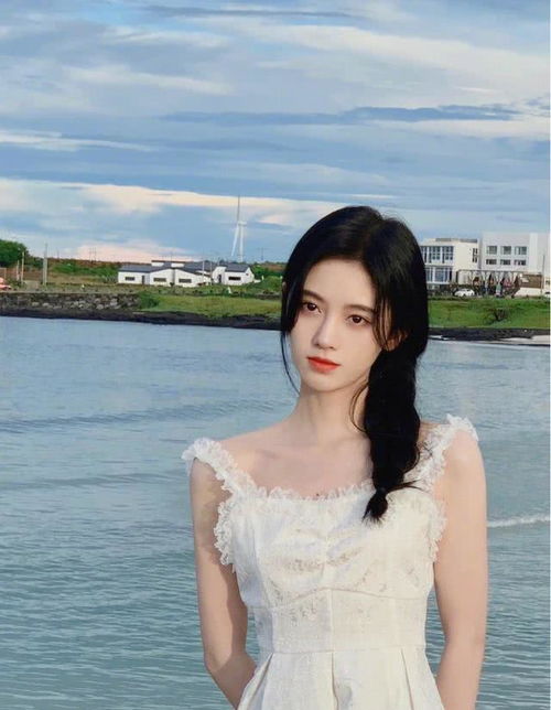 鞠婧祎海边造型好女神,一袭白色吊带连衣裙配扎麻花辫,气质惊艳