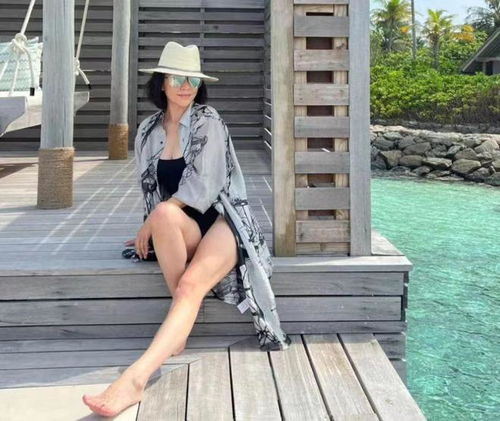 刘嘉玲和刘晓庆同穿泳装比美一个似少女,一个身材走样像老奶奶