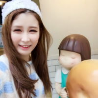 戴帽子女生头像