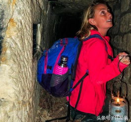 比基尼美女钻地下墓穴,趴万人骨堆照相,有道理吗