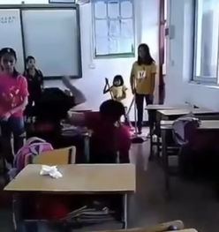 走廊乱扔西瓜皮,小学女生被老师全程拽头发管教,双方冲突激烈