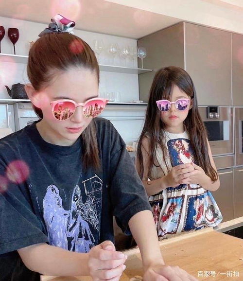 周杰伦6岁女儿罕露正脸,五官精致模样太像爸,网友女版周杰伦