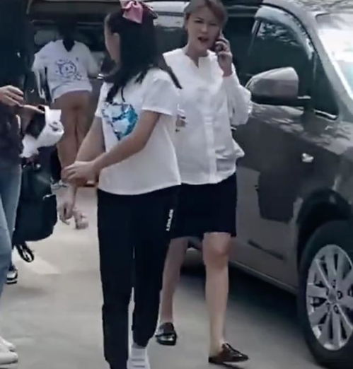 叶一茜带女儿现身,12岁森碟身高直逼妈妈,母女俩穿着朴素接地气