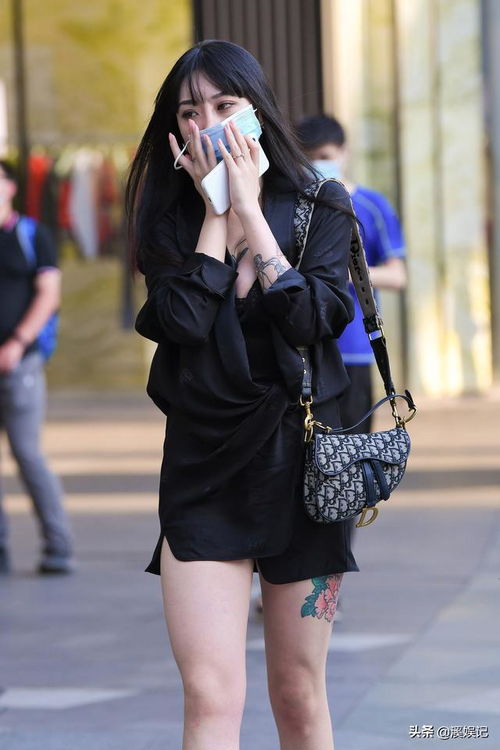 一边吸烟一边看手机的美女,长腿吸睛,纹身霸气,一看就是社会人
