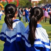 穿校服的女生图片清新女生穿校服的唯美背影图片
