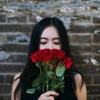 微信头像女生手拿玫瑰花微信头像图片大全