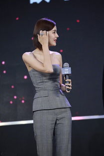 娜扎和马伊琍撞衫,同穿抹胸套装,一个气质大女人,一个甜美小仙女