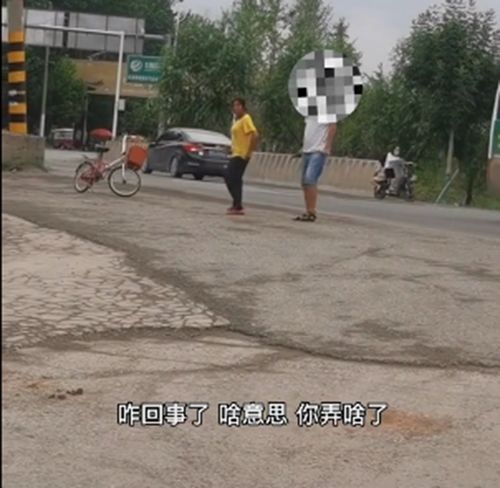 女子当街拿砖头拦路要钱,司机怒踹遭路人质疑,网友这女子是惯犯