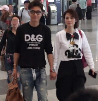 在机场偶遇洪欣张丹峰夫妇打扮似少女,网友还是那么好看