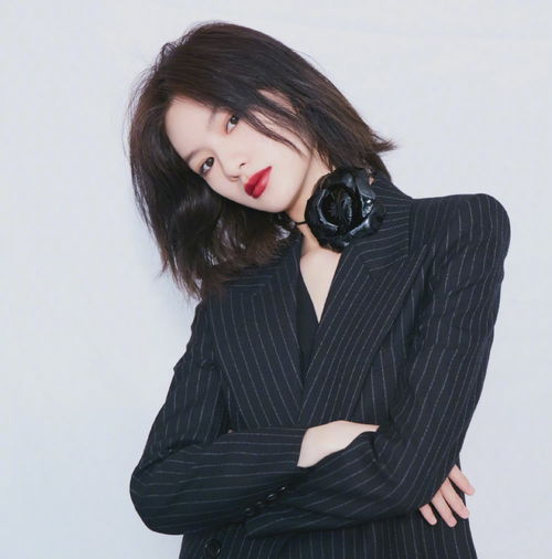 嘉人影响力之夜女星红毯比帅48岁李冰冰霸气,杨幂发型怪异