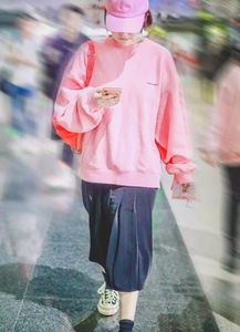 马思纯不惧白色裤,搭一件大外套,黑色帮她显瘦了