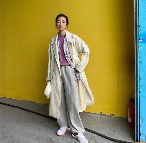周雨彤提前过冬了面包服搭牛仔裤清新又脱俗,白色发带真抢眼