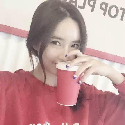 女生头像正脸一只手遮住一半