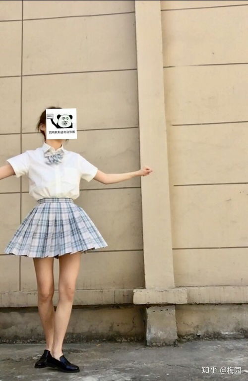 为什么网络上大部分穿jk和lo服的女孩子照片手机长脸上了,或者是没有头