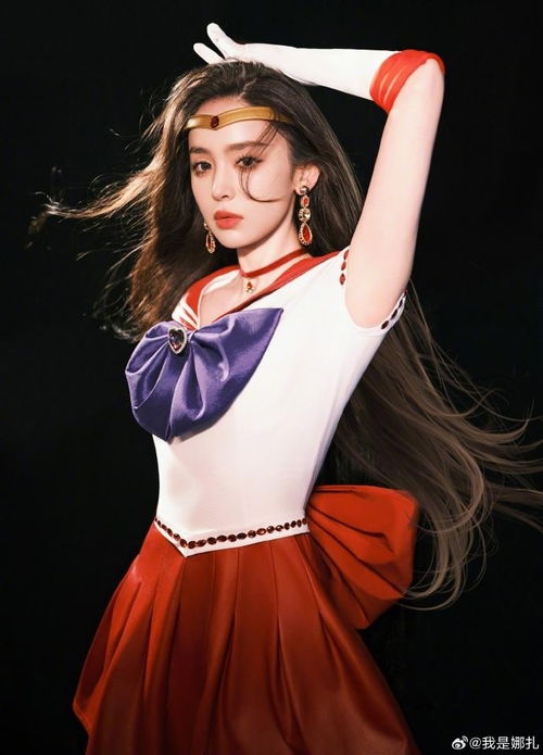娜扎晒照cos美少女战士,穿超短裙和红色高跟鞋摆出经典变身动作,男经纪人发文谁想被火野丽娜扎消灭